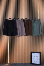 Carica l'immagine nel visualizzatore di Gallery, Short Curvy Livia
