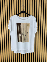 Carica l&#39;immagine nel visualizzatore di Gallery, T Shirt Over Giraffe
