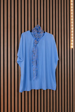 Carica l'immagine nel visualizzatore di Gallery, T Shirt Over Foulard

