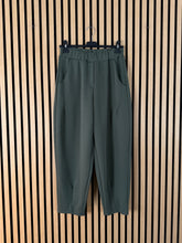 Carica l'immagine nel visualizzatore di Gallery, Pantalone Carota Gaia
