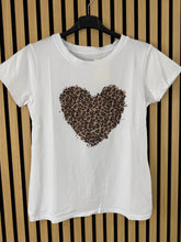 Carica l&#39;immagine nel visualizzatore di Gallery, T shirt Cuore Leopard
