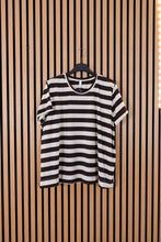 Carica l'immagine nel visualizzatore di Gallery, T Shirt Over Righe

