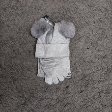 Carica l'immagine nel visualizzatore di Gallery, Set Berretto Sciarpa Guanti
