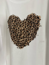 Carica l&#39;immagine nel visualizzatore di Gallery, T Shirt Over Cuore Leopard
