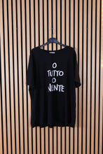 Carica l'immagine nel visualizzatore di Gallery, T Shirt Curvy Tutto Niente
