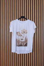Carica l'immagine nel visualizzatore di Gallery, T Shirt Over Laura
