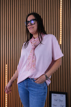 Carica l'immagine nel visualizzatore di Gallery, T Shirt Over Foulard
