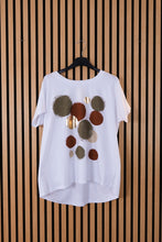 Carica l'immagine nel visualizzatore di Gallery, T Shirt Over Beatrice

