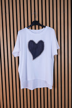 Carica l'immagine nel visualizzatore di Gallery, T Shirt Over Cuore Jeans
