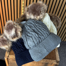 Carica l'immagine nel visualizzatore di Gallery, Berretto Bimbi Pom Pon
