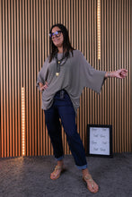 Carica l'immagine nel visualizzatore di Gallery, Maglioncino Curvy Isabel
