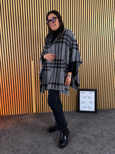 Carica l'immagine nel visualizzatore di Gallery, Poncho Sabrina
