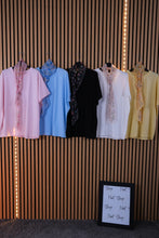 Carica l'immagine nel visualizzatore di Gallery, T Shirt Over Foulard
