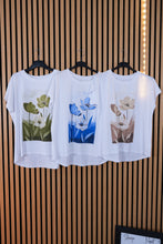 Carica l'immagine nel visualizzatore di Gallery, T Shirt Over Laura
