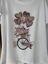 Carica l&#39;immagine nel visualizzatore di Gallery, T Shirt Over Bici
