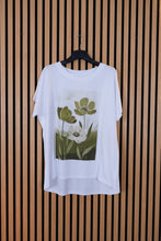 Carica l'immagine nel visualizzatore di Gallery, T Shirt Over Laura
