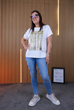 Carica l'immagine nel visualizzatore di Gallery, T Shirt Over Giraffe
