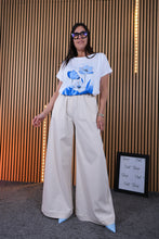 Carica l'immagine nel visualizzatore di Gallery, T Shirt Over Laura
