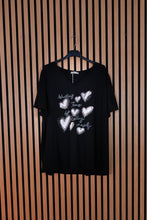 Carica l'immagine nel visualizzatore di Gallery, T shirt Curvy Cuori
