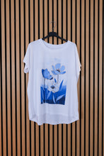 Carica l'immagine nel visualizzatore di Gallery, T Shirt Over Laura
