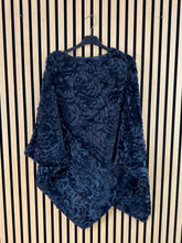 Carica l&#39;immagine nel visualizzatore di Gallery, Poncho Pelliccia
