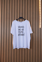 Carica l'immagine nel visualizzatore di Gallery, T Shirt Curvy Me Ne Fotto
