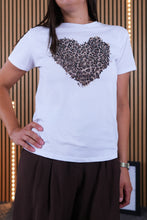 Carica l'immagine nel visualizzatore di Gallery, T Shirt Cuore Leopard
