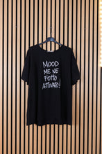 Carica l'immagine nel visualizzatore di Gallery, T Shirt Curvy Me Ne Fotto
