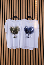 Carica l'immagine nel visualizzatore di Gallery, T Shirt Over Matilde
