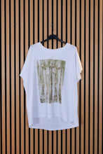 Carica l'immagine nel visualizzatore di Gallery, T Shirt Over Giraffe
