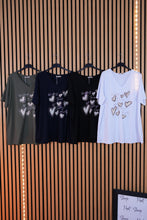 Carica l'immagine nel visualizzatore di Gallery, T shirt Curvy Cuori
