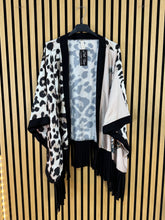 Carica l&#39;immagine nel visualizzatore di Gallery, Giacca Poncho Leopard

