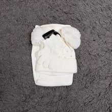 Carica l'immagine nel visualizzatore di Gallery, Set Berretto Sciarpa Guanti
