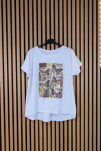 Carica l'immagine nel visualizzatore di Gallery, T Shirt Over Farfalle
