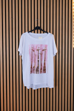 Carica l'immagine nel visualizzatore di Gallery, T Shirt Over Giraffe
