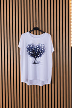 Carica l'immagine nel visualizzatore di Gallery, T Shirt Over Matilde
