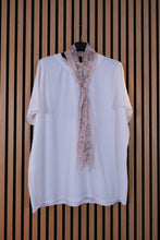 Carica l'immagine nel visualizzatore di Gallery, T Shirt Over Foulard
