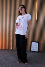 Carica l'immagine nel visualizzatore di Gallery, T Shirt Over Lady
