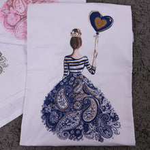 Carica l'immagine nel visualizzatore di Gallery, T Shirt Over Lady
