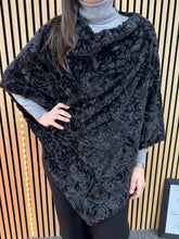 Carica l&#39;immagine nel visualizzatore di Gallery, Poncho Pelliccia
