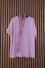 Carica l'immagine nel visualizzatore di Gallery, T Shirt Over Foulard
