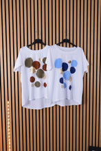 Carica l'immagine nel visualizzatore di Gallery, T Shirt Over Beatrice
