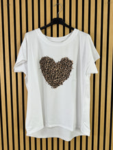 Carica l&#39;immagine nel visualizzatore di Gallery, T Shirt Over Cuore Leopard
