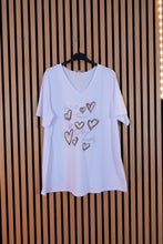 Carica l'immagine nel visualizzatore di Gallery, T shirt Curvy Cuori
