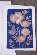 Carica l'immagine nel visualizzatore di Gallery, T Shirt Over Lucrezia

