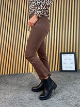 Carica l&#39;immagine nel visualizzatore di Gallery, Jeans Trombetta Amy
