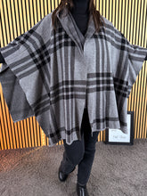 Carica l'immagine nel visualizzatore di Gallery, Poncho Sabrina
