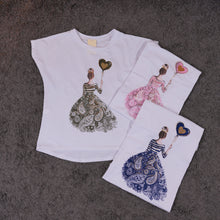 Carica l'immagine nel visualizzatore di Gallery, T Shirt Over Lady
