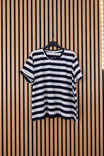 Carica l'immagine nel visualizzatore di Gallery, T Shirt Over Righe
