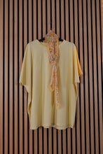 Carica l'immagine nel visualizzatore di Gallery, T Shirt Over Foulard
